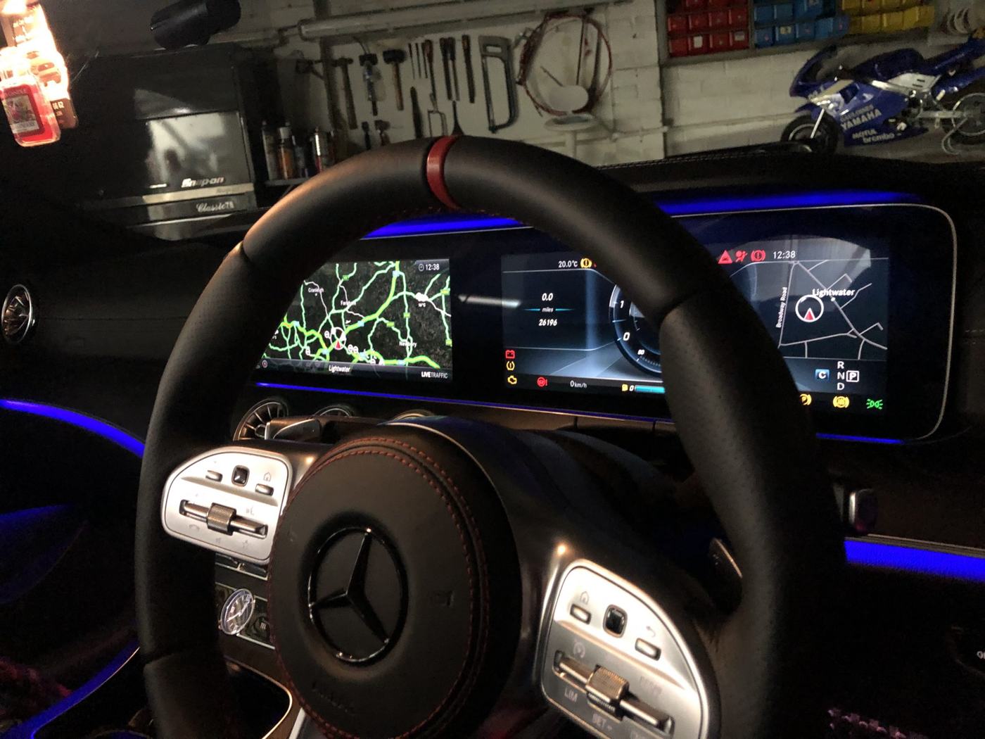 Digital cockpit retrofitted to an E-Class (W213)