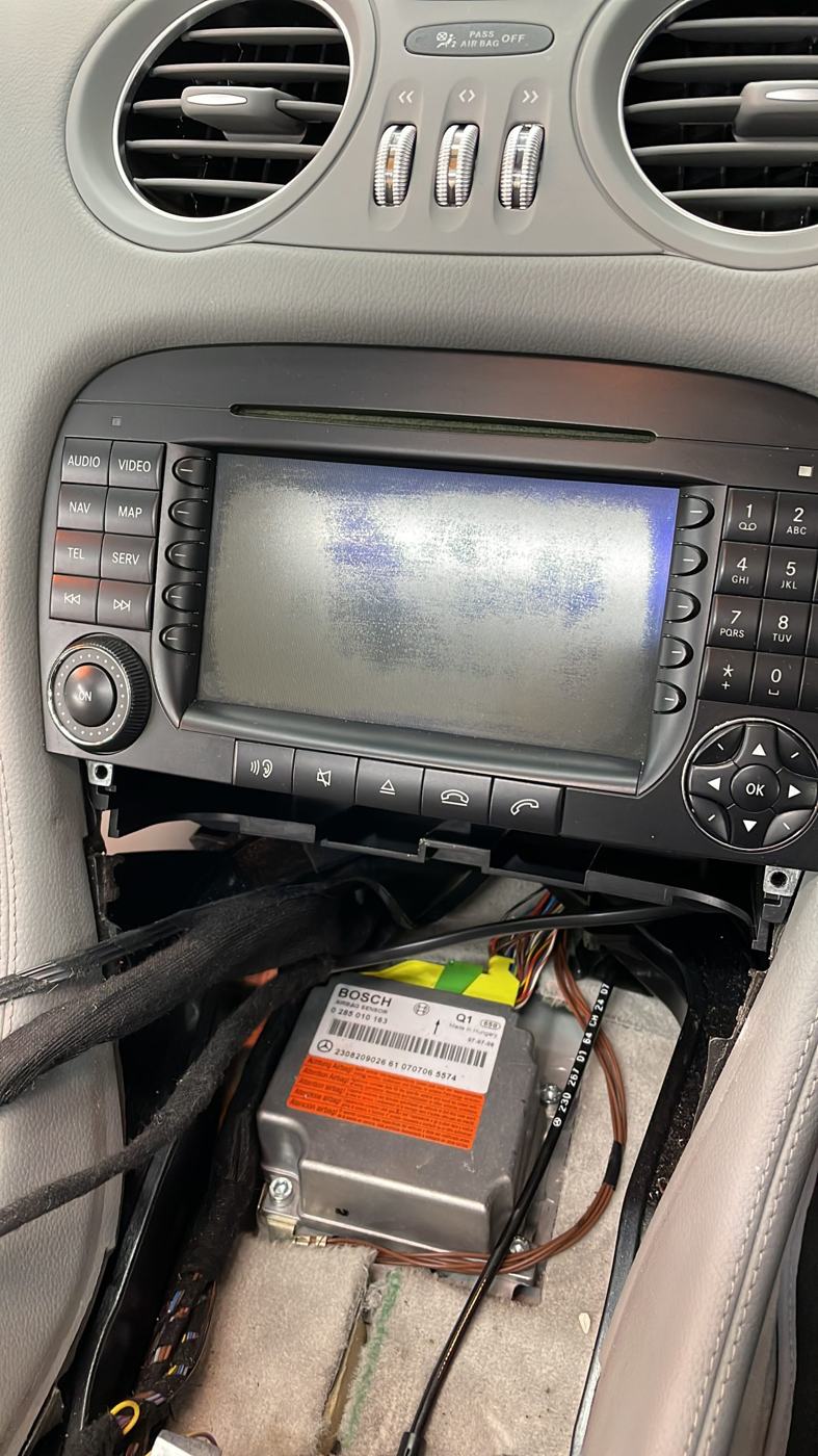 Mercedes SL R230 with damaged LCD COMAND screen
